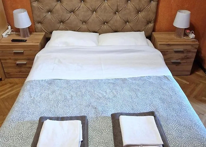 Domum Unirea, Across The Street Of Old Center Bukarest