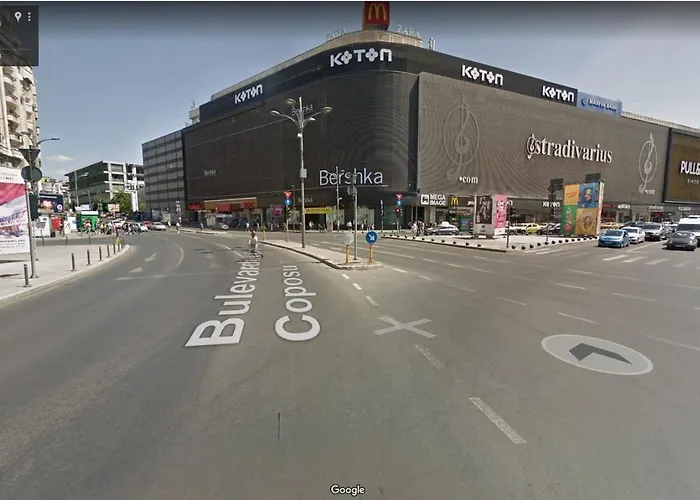 Domum Unirea, Across The Street Of Old Center * Bukarest