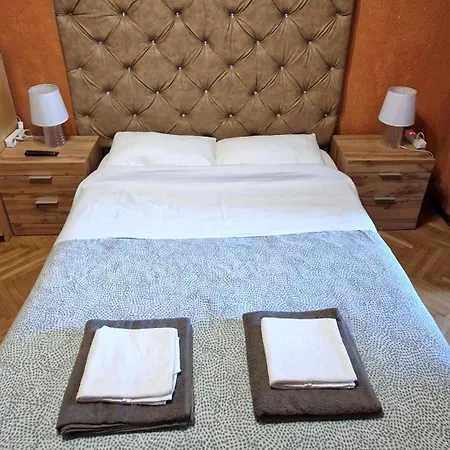 Domum Unirea, Across The Street Of Old Center בוקרשט