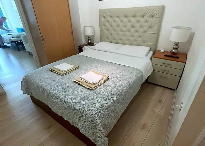 Domum Unirea, Across The Street Of Old Center * 布加勒斯特