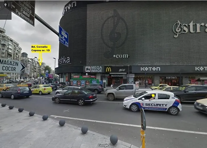 Domum Unirea, Across The Street Of Old Center 布加勒斯特