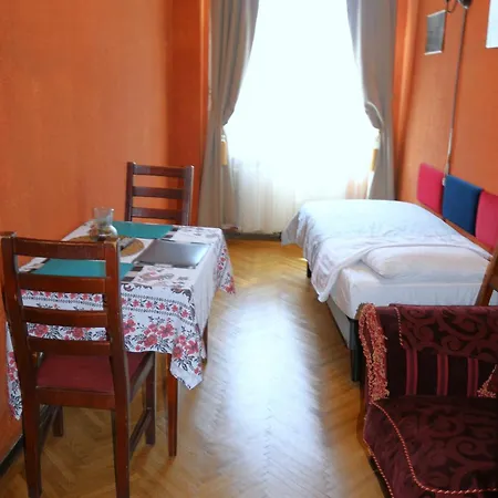 Domum Unirea, Across The Street Of Old Center Appartement